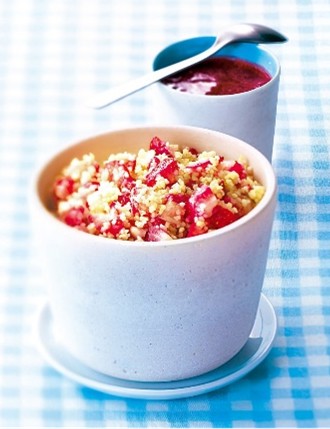 een bakje met aardbeien tabouleh en een kommetje met aardbeiensaus