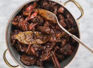 Pannetje met hertengoulash - door Estée Strooker