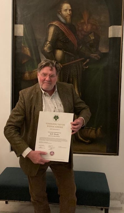 Reinier Broeks met diploma