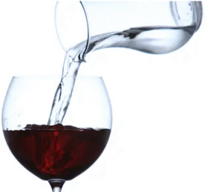 Glas rode wijn met een karaf met water dat in het glas wordt geschonken. Water bij de wijn