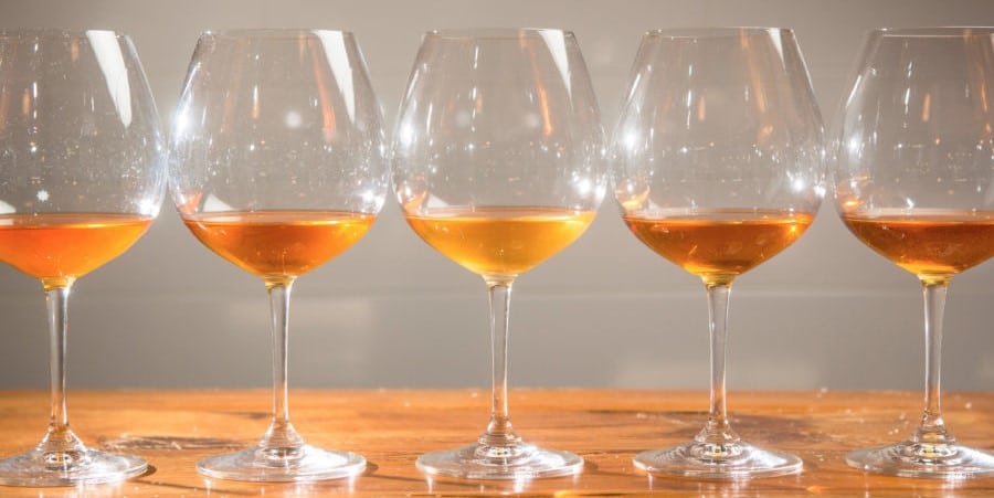 Orange wine in glas in verschillende kleuren