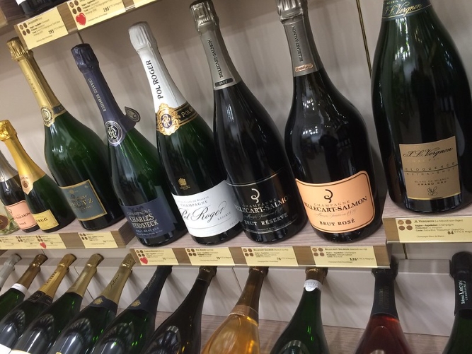 Flessen Champagne in de winkel op het schap