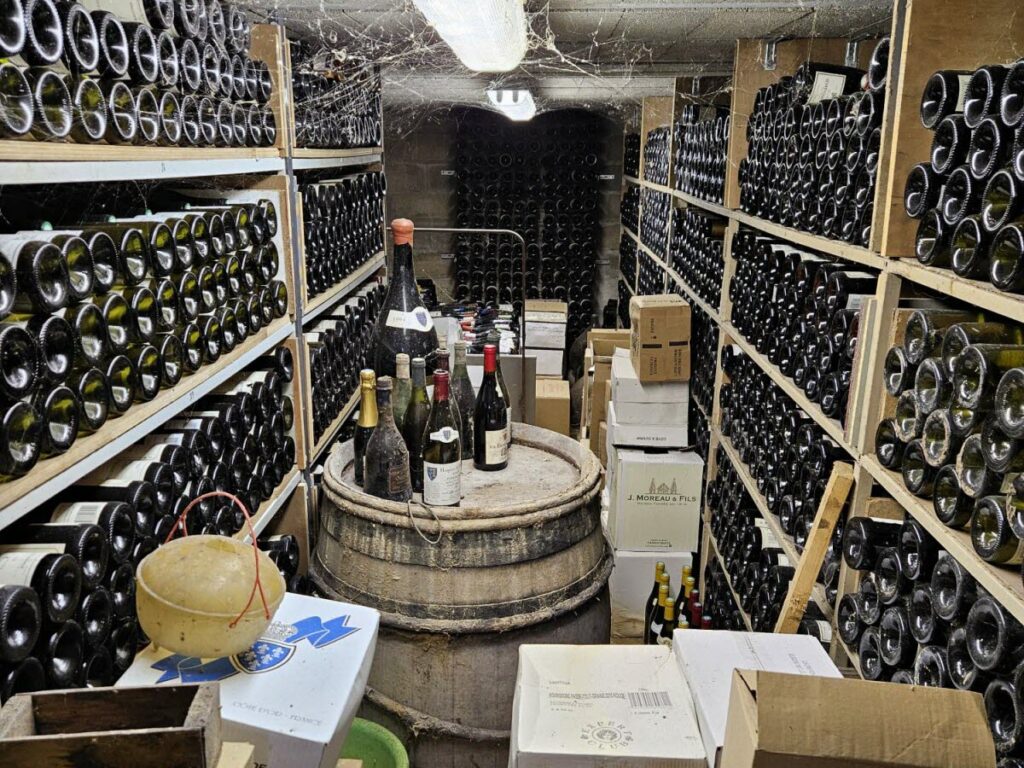 Een deel van een van de kelders waar duizenden gestolen flessen uit de Bourgogne zijn gevonden. Foto DR