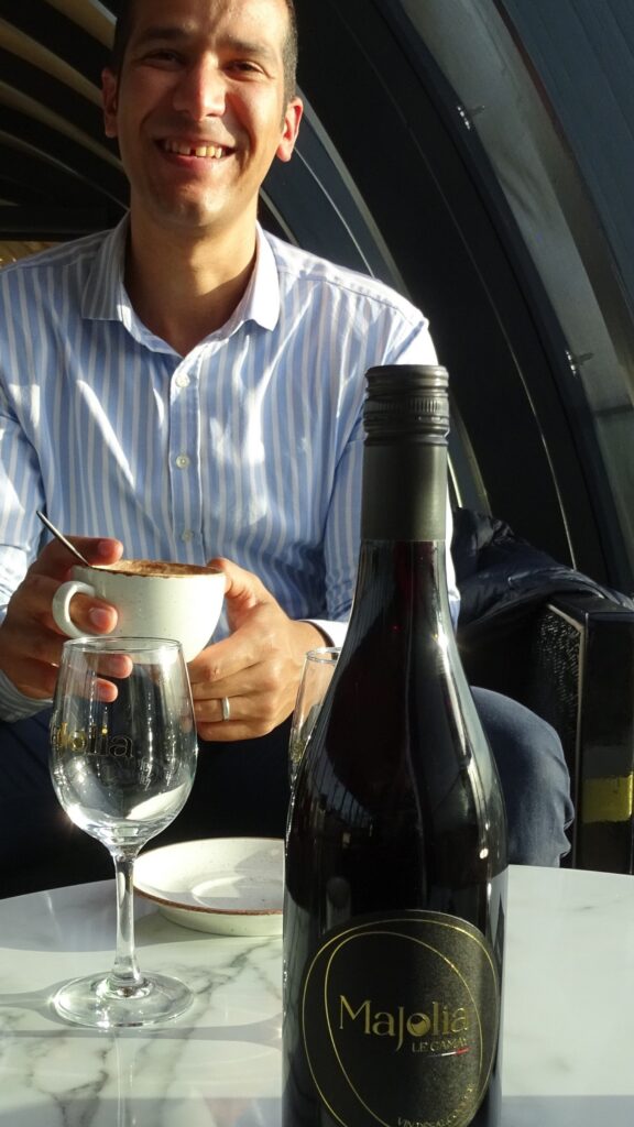 Amir Bechar met een fles Majolia - gede-alcoholiseerde wijn