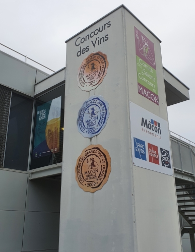 Zuil met posters van het Concours des grands Vin de France à Mâcon