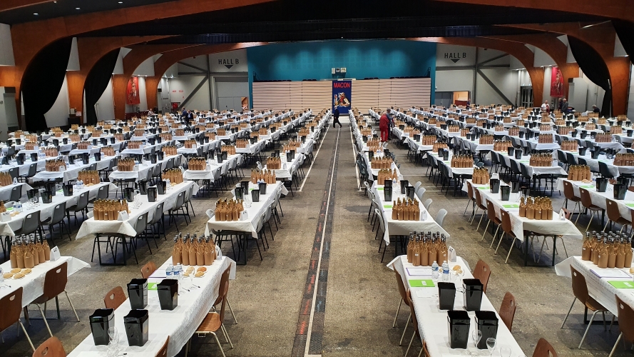 Grote hal A van expositiecentrum Mâcon met honderden tafels met duizenden flessen.