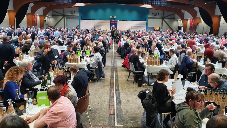 Grote hal A van expositiecentrum Mâcon met honderden tafels met honderden juryleden