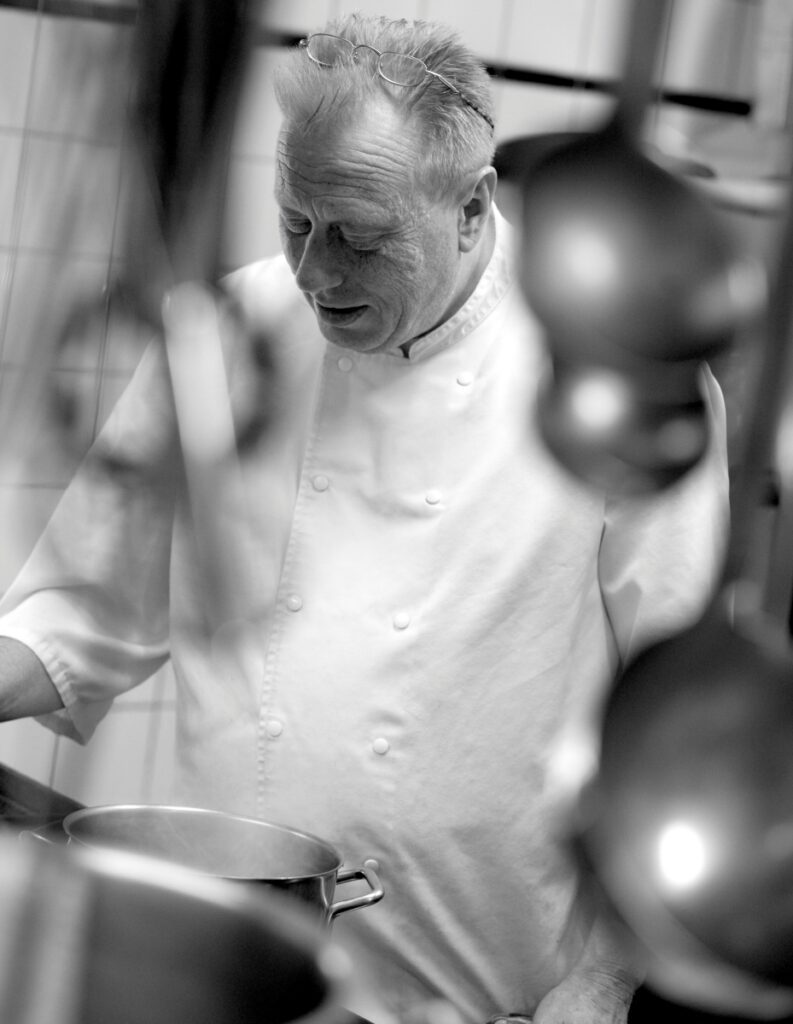 Chef de Cuisine Hans den Engelsen van restaurant 't Raedthuys in Duiven in de keuken