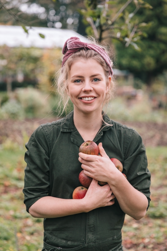 Est&eacute;e Stroker met appels uit eigen appelgaard