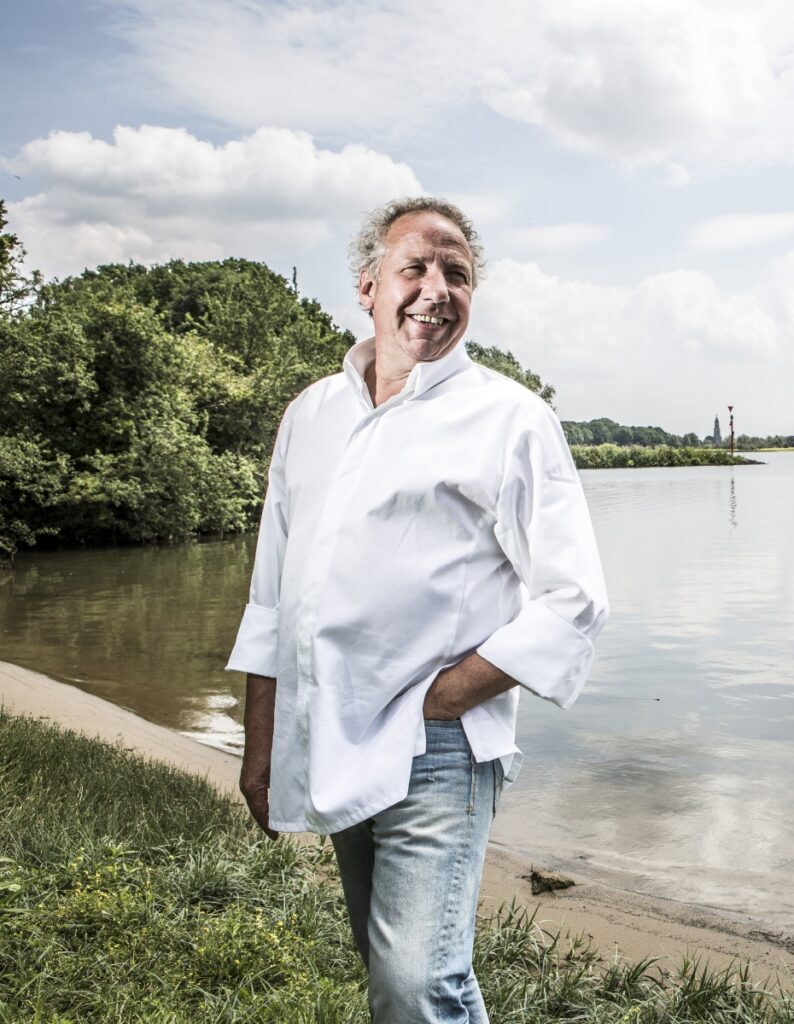 Veelzijdig koken met wild - Nico Klaver in de tuin van zijn restaurant, aan de oever van de Nederrijn