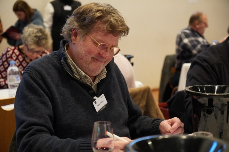 Reinier Broeks aan de jurytafel - Uiterste concentratie tijdens het proeven op het Concours des Grand Vins du Beaujolais
