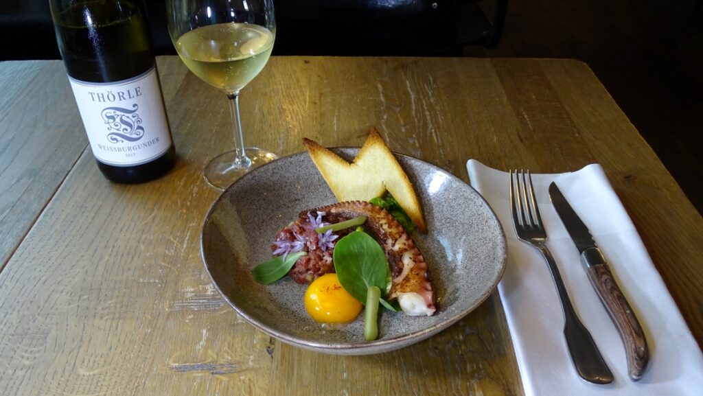 Steak tartare van ree met gegrilde octopustentakel en gerookte eidooier