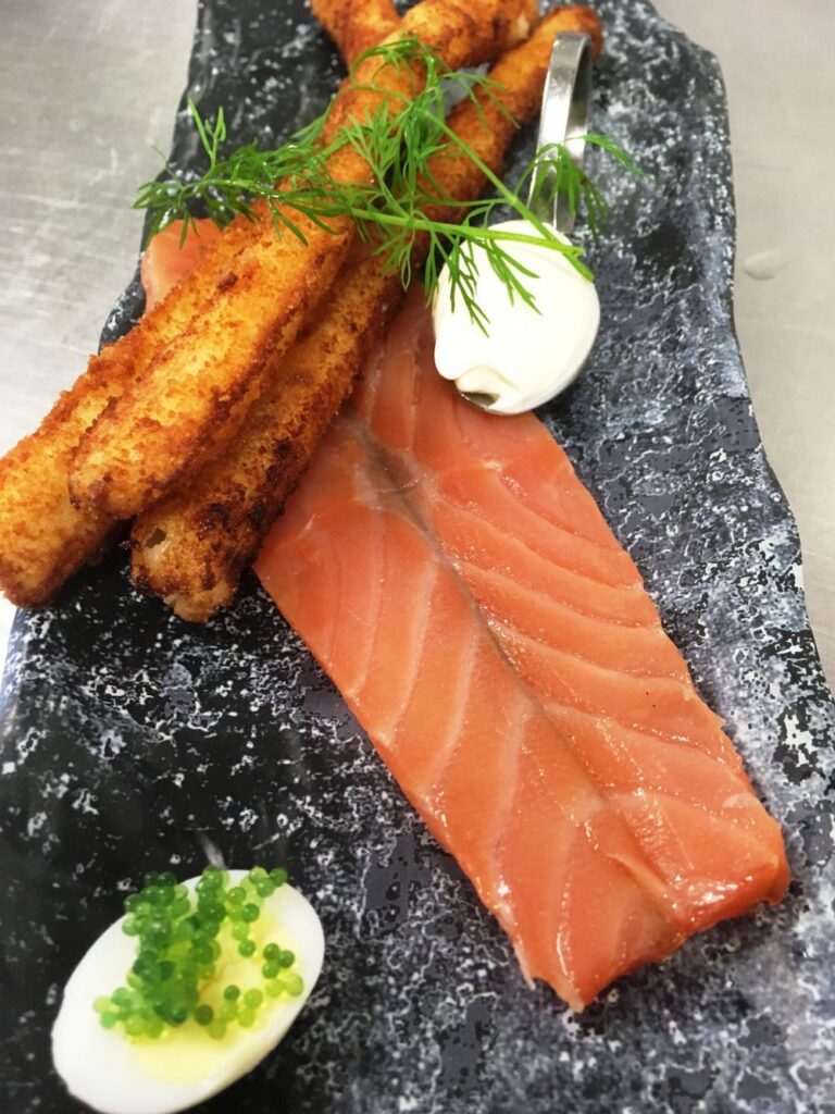 Marmer plateau met gerfituurde asperges en gerokte zalm