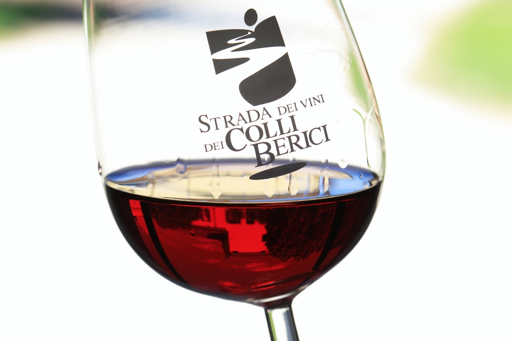 Wijnglas met rode wijn en het logo van Colli Berici