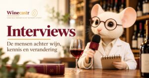 Winecastr-muis Mus Vini als interviewer met microfoon, notitieboek en glas rode wijn in een wijnzaak.